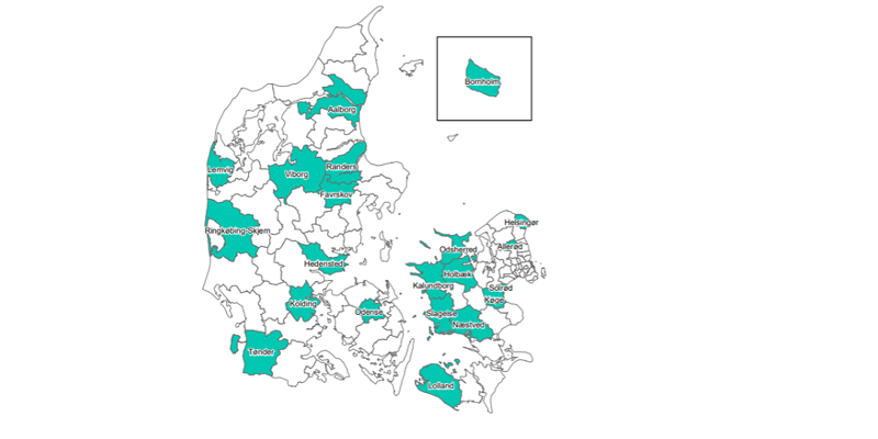Billedet viser et kort over Danmark, hvor de 21 kommuner, som skal deltage i Flere skal med 3, er fremhævet. De er jævnligt fordelt i landet