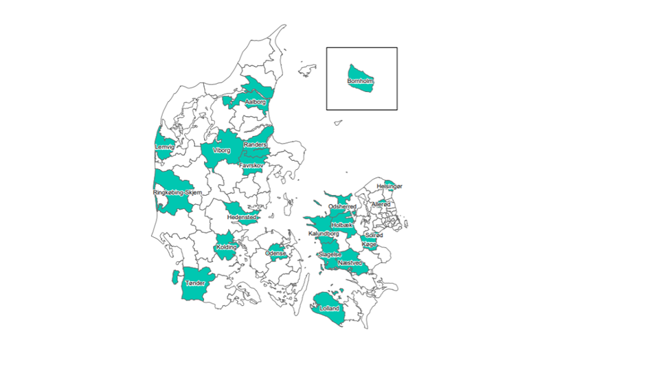 Billedet viser et kort over Danmark, hvor de 21 kommuner, som skal deltage i Flere skal med 3, er fremhævet. De er jævnligt fordelt i landet